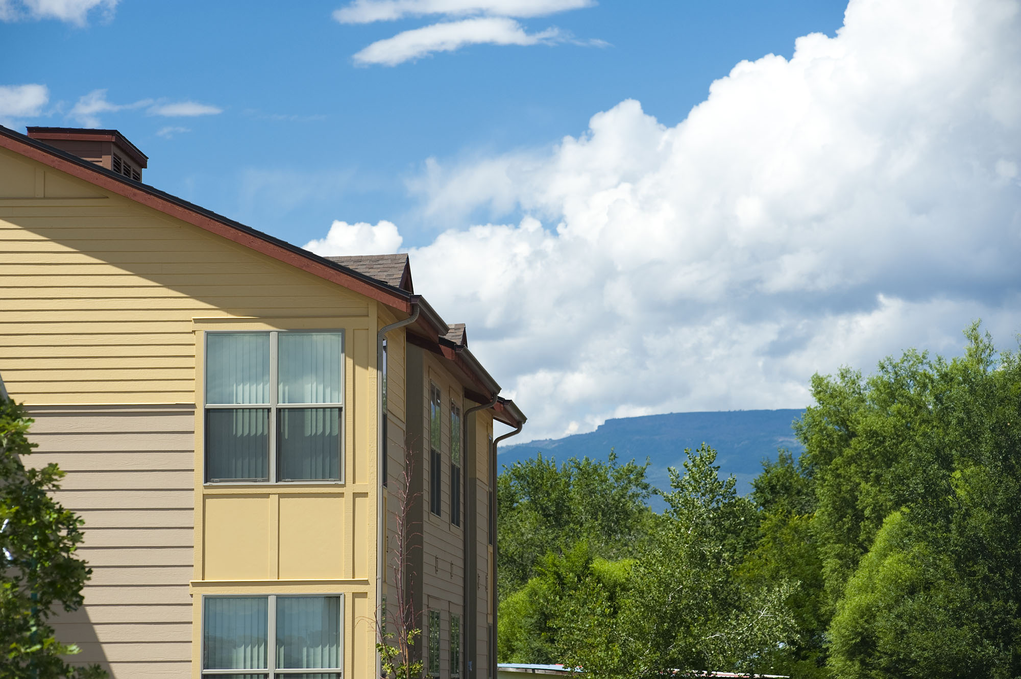 view of villas on teh bluff building edge with mountians in background