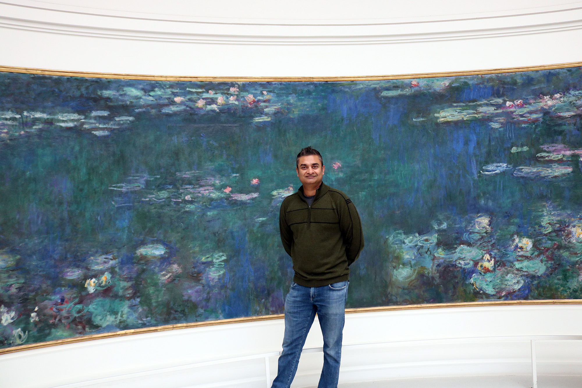 phot of harsh in front of water lilies painting by monet